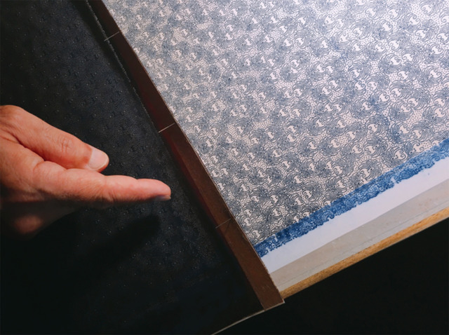 型紙の上から防染糊を置く「型つけ」がされたもの。染めたときに、群青の糊がついた部分は染まらず白く残る。実際にHana4さんがiPhoneで撮影したインスピレーションを受けた始まりの画。