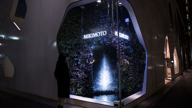 チームラボがミキモト銀座2丁目本店のショーウィンドウにてインタラクティブ作品「Sparkling Dream Tree by teamLab」を展示