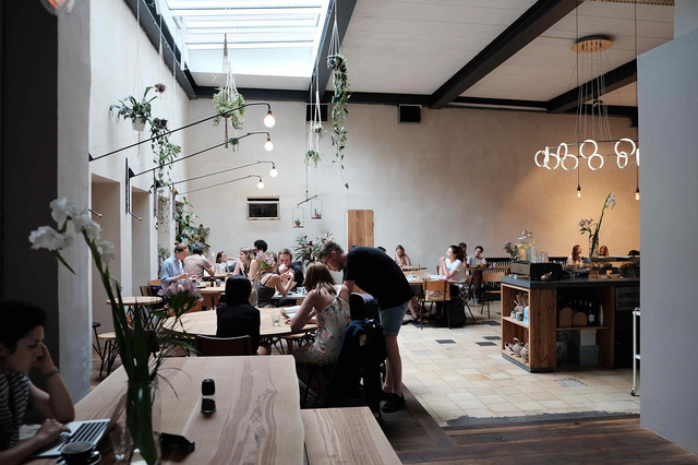 店内のカフェは誰でも利用することが可能。こちらにもラップトップを広げて作業する人の姿が。ベルリンのフリーランス人口の多さを物語っています