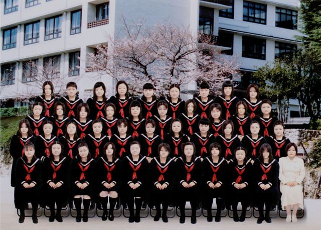 澤田知子《School Days/A》2004年、東京都写真美術館蔵［参考図 版］ SAWADA Tomoko, School Days / A, 2004  Collection of Tokyo Photographic Art Museum  [reference image]