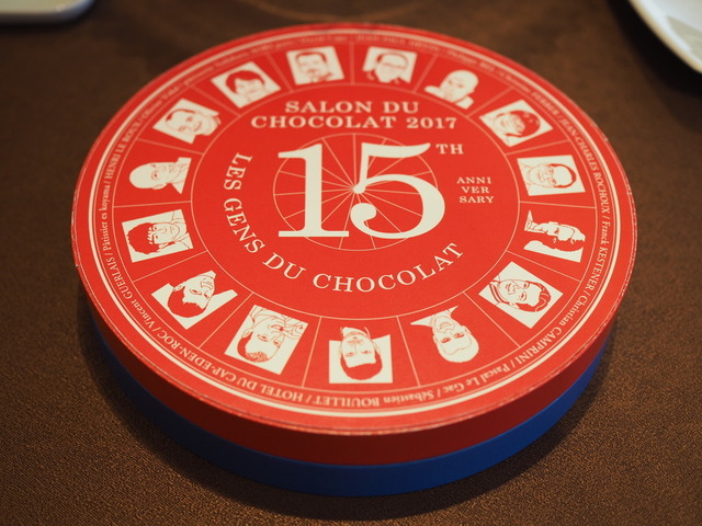 「Les Gens du Chocolat | ショコラな人々」のボックス。各シェフからの一言メッセージ入りのリーフレットが付属する