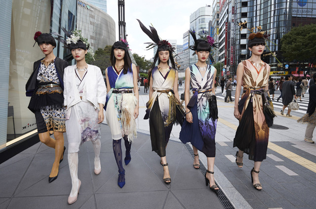 新時代の和装「KIMONO COUTURE」を纏った6人のモデルたちを撮影したライブフォトシューティングが銀座で開催