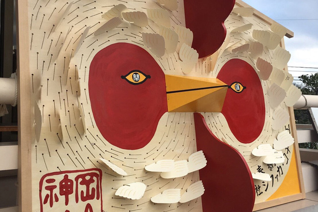 シファカが岡山神社に“とり”をモチーフにした約2m四方の大絵馬を奉納