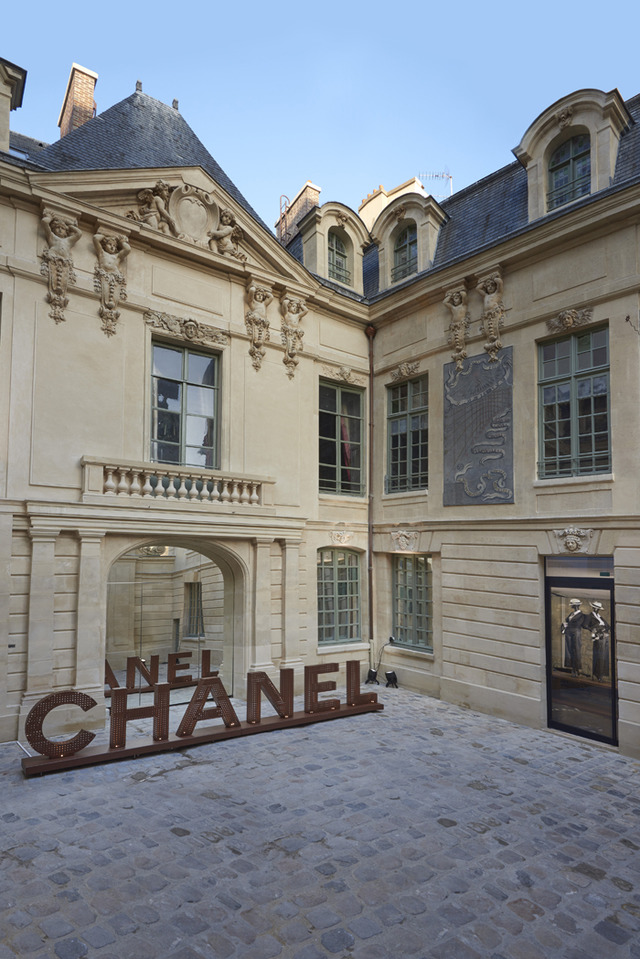 シャネルがパリにあるフランスの国家遺産施設に、2軒のポップアップブティックをオープン