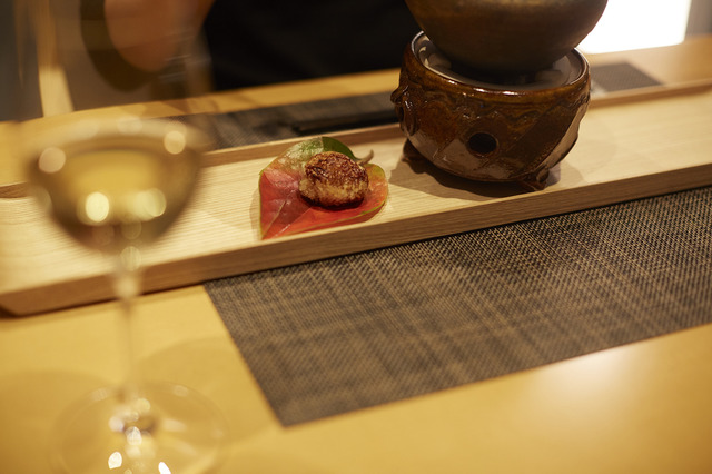 ダイニングバー「MINAGI」では、和食をベースにした料理でゲストをもてなす