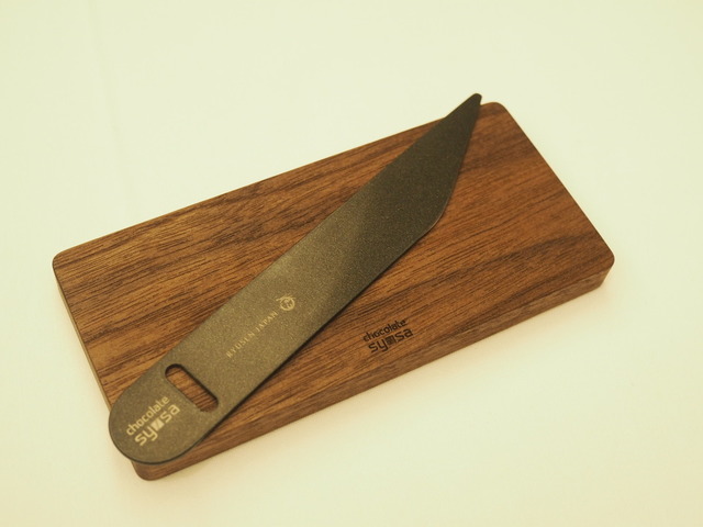 ボンボンショコラをカットするために開発したナイフとカッティングボード