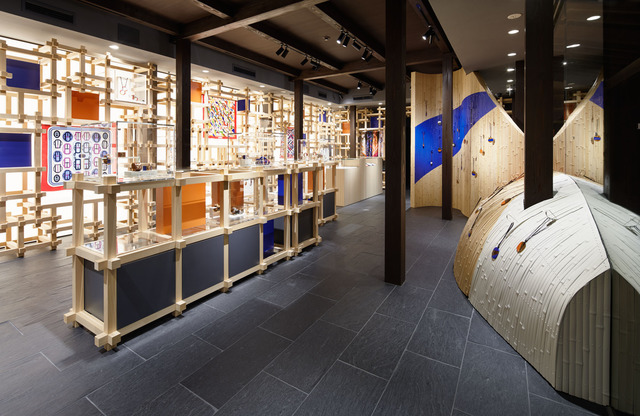 京都の歴史的な街並みを思わせる空間に様変わりしたエルメス祇園店