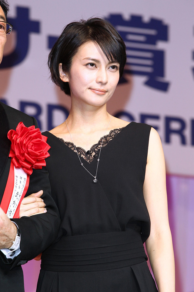 第28回 日本ジュエリーベストドレッサー賞30代に選ばれた柴咲コウ
