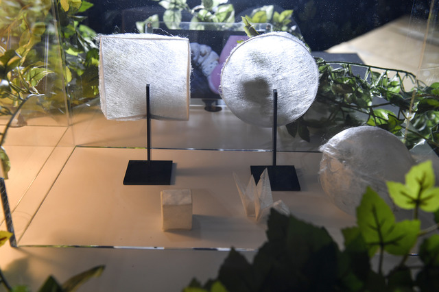 落合陽一研究室の作品、蚕の性質を3Dプリンターとしてとらえた「silk print」