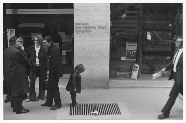 「音のない記憶」より「通風口をのぞく子ども」 / Paris（1972-1973）