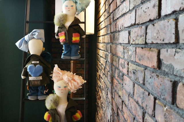 デモデの人形チャームに、トゥ エ モン トレゾアのデニムを身に纏った限定モデルが登場