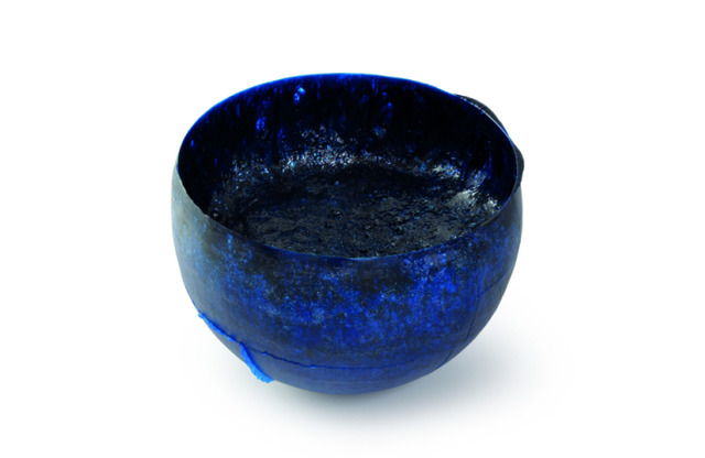 ‘Structural Blue’, glass powder and copper oxide powder, 54 x 54 x 39 cm.　2015