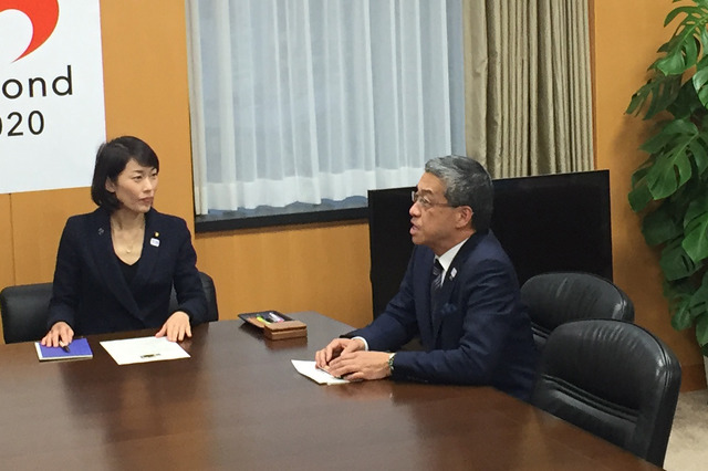 丸川珠代東京オリンピック・パラリンピック担当大臣（左）と大西洋三越伊勢丹HD社長