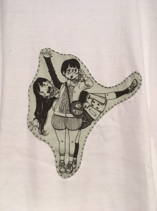 『デッドデッドデーモンズデデデデデストラクション』×「武蔵野縫製」門出とおんたんのT シャツのT シャツ（7,630円）