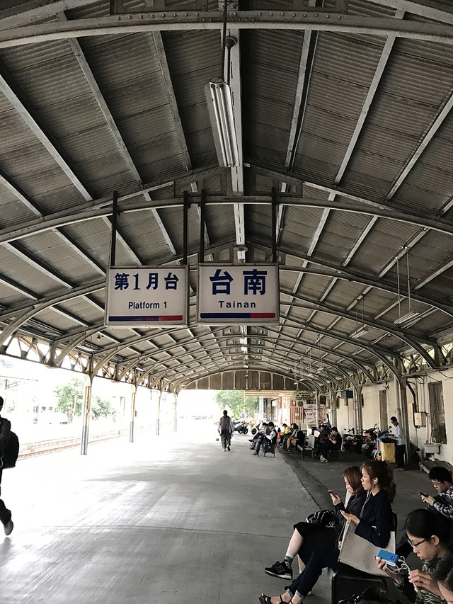 レトロっぽさ満点の台鐵の台南駅