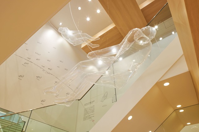 店内には鈴木康広の作品「空気の人」が浮遊する