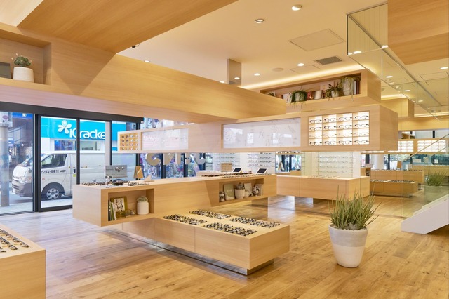 店内は木の什器を立体的に浮遊させ、見る人の位置や角度で表情が変化するデザイン