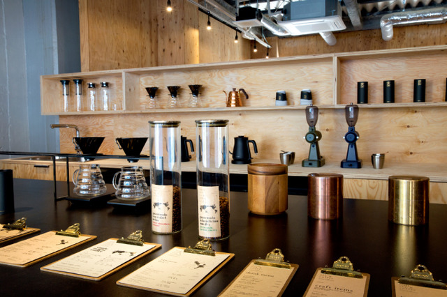 コーヒースタンド「artless craft tea & coffee」が中目黒高架下に移転、リニューアルオープン
