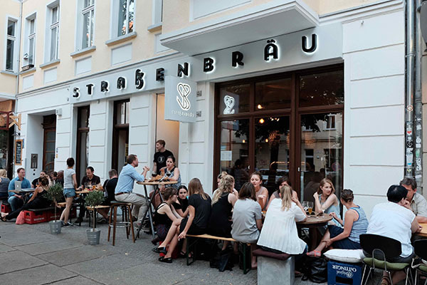 飲食店やショップが集う通りにある「StraBenbrau」