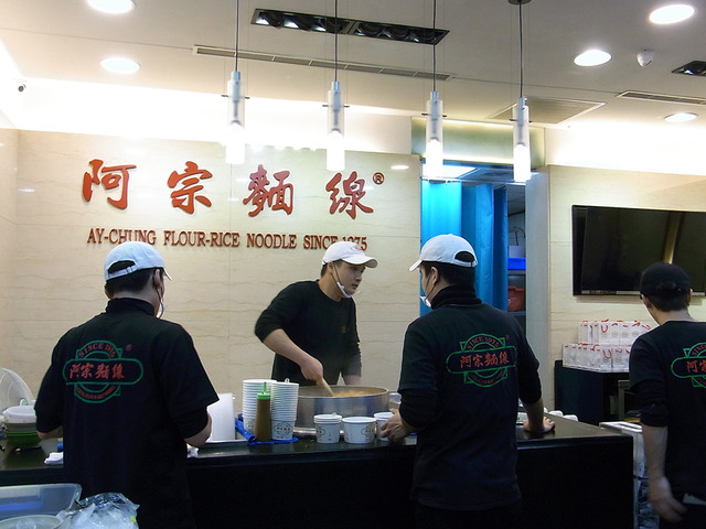 台北の原宿、西門にある「阿宗麺線」。いつも行列の人気店
