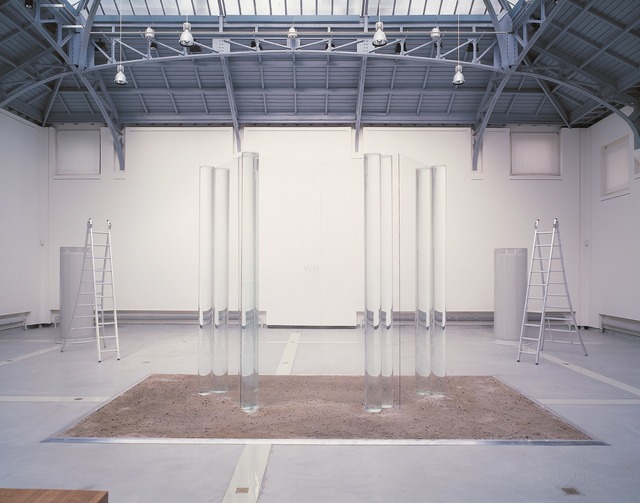 BOIS/VOIS/SOIS｜2002　Glass, water, ash ｜700 x 300 cm｜Installation view at La Verriere Hermes, Brussels