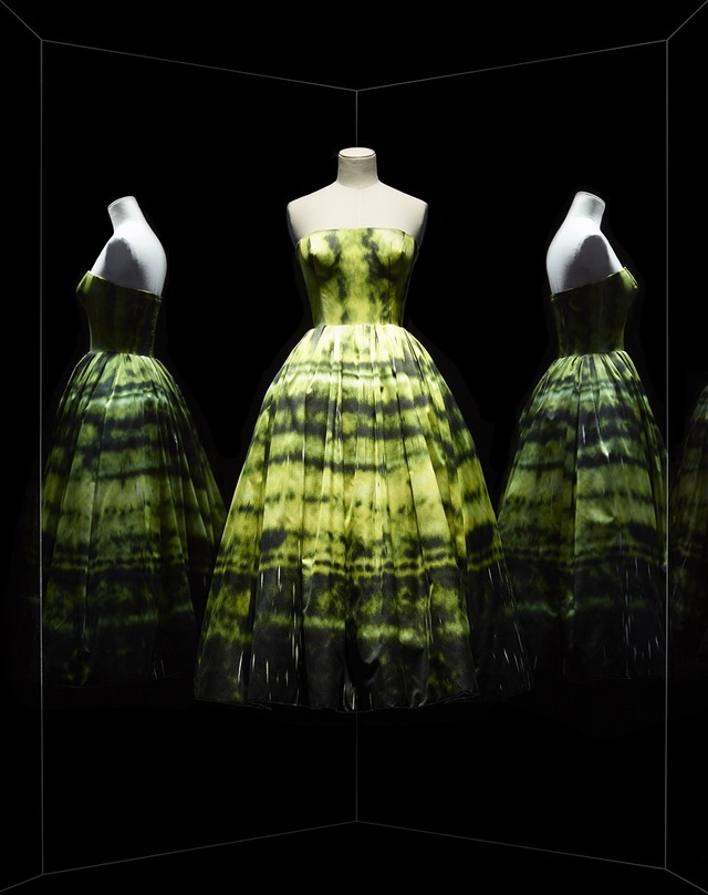 ラフ・シモンズがクリスチャン・ディオールのためにデザインしたイブニングドレス（2012年秋冬コレクション）