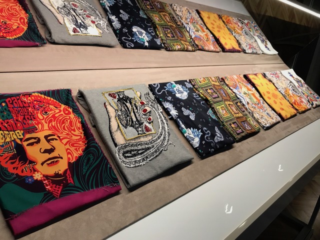 ジンモ・ヘンドリックス（左端）をはじめ、遊び心たっぷりのTシャツ、エトロ2018春夏メンズコレクション