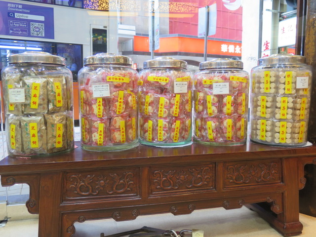 チャン・イー・ジャイの店内にあるお菓子の瓶