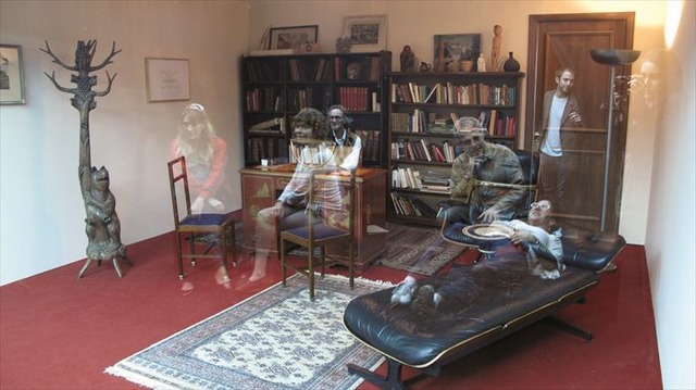 レアンドロ・エルリッヒ《精神分析医の診察室》2005年ソファ、本棚、机、椅子、カーペット、ガラス、照明のある同じサイズの2部屋サイズ可変展示風景：プロア財団、ブエノスアイレス、2013年※参考図版